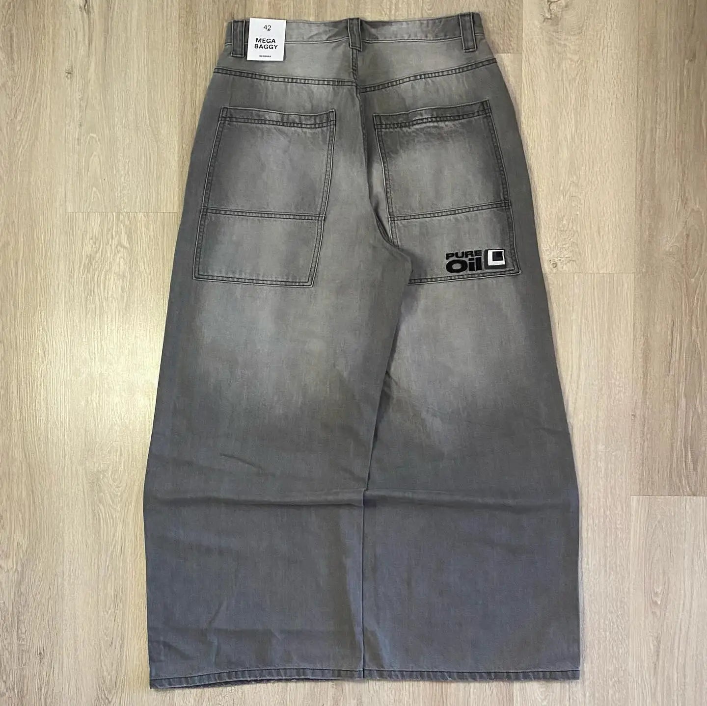 Jeans Baggy con Estampado Gráfico y Ojales